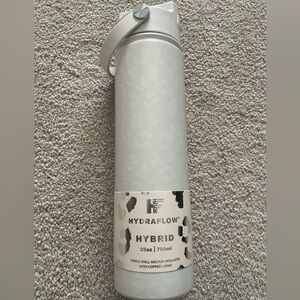 Hydraflow Grayish White Cheetah Print Hybrid Water Bottle with Built in Straw